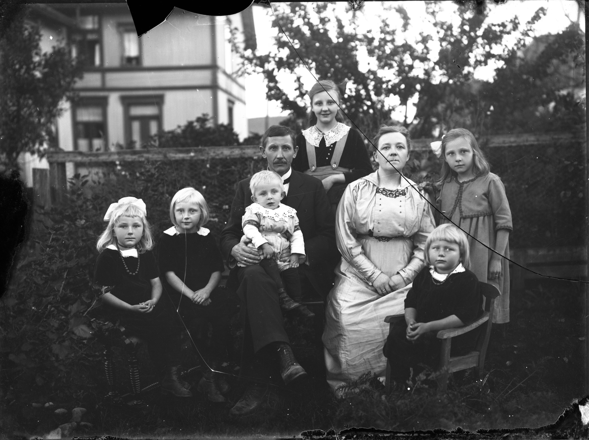 Fotosamling etter Øystein O. Kaasa. (1877-1923). Gruppeportrett.
Kaasa ble født i Bø i Telemark på husmannsplassen Kåsa under Vreim. Han gikk først i lære som møbelsnekker, forsøkte seg senere som anleggsarbeider og startet etterhvert Solberg Fotoatelie i Seljord, (1901-1923). Giftet seg i 1920 med Sigrid Pettersen fra Stavern. Han ble av mange kalt "Telemarksfotografen".
Kaasa fikk to sønner Olav Fritjof (1921-1987) og Erling Hartmann f 1923. Olav Fritjof ble fotograf som sin far, og drev Solberg Foto i Staven 1949, Sarpsborg 1954 og Larvik fra 1960. Hans sønn igjen John Petter Solberg drev firmaet frem til 1990.