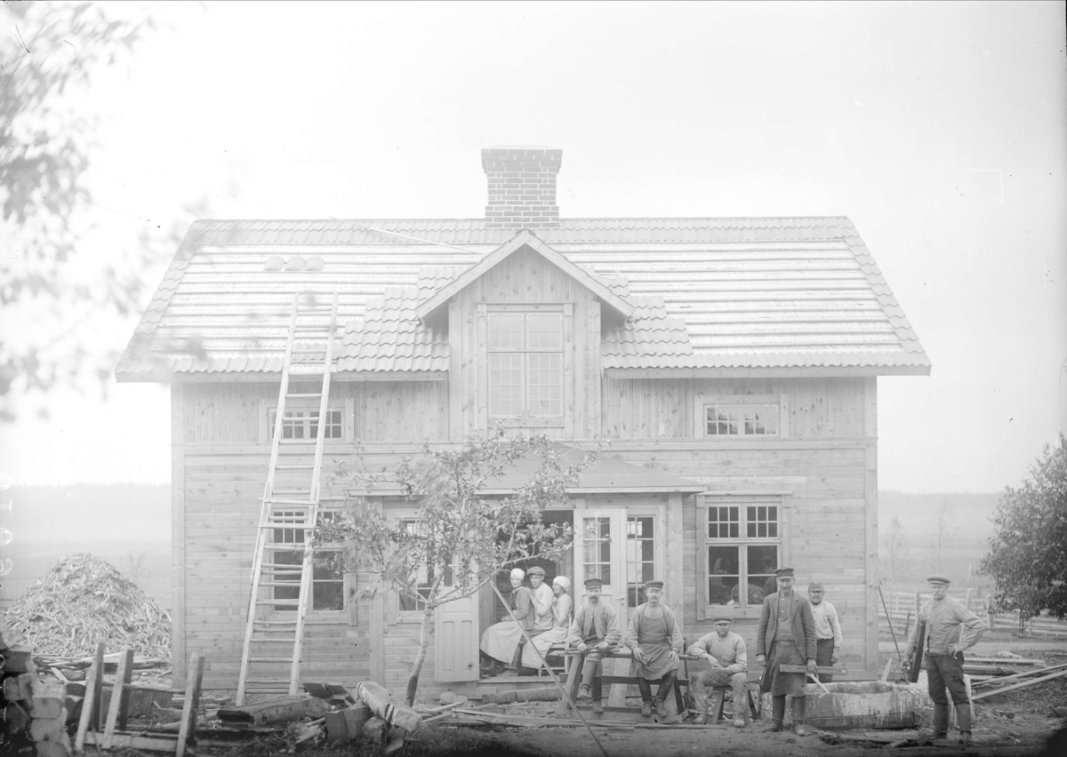 "Alinders i Sevasta nya boningshus jämte byggnadsarbetare och murare", Altuna socken, Uppland 1918