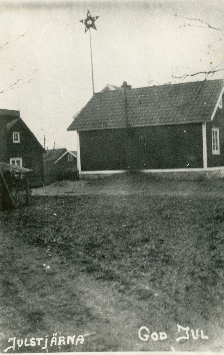 Vykort - julstång i gårdsmiljö, Sävasta, Uppland 1930