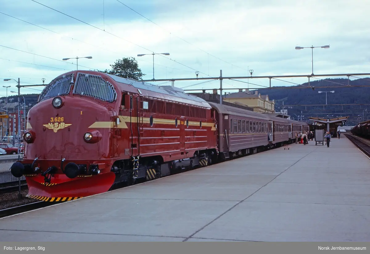 Diesellokomotiv Di 3 626 med dagtoget til Bodø, tog 451, på Trondheim stasjon