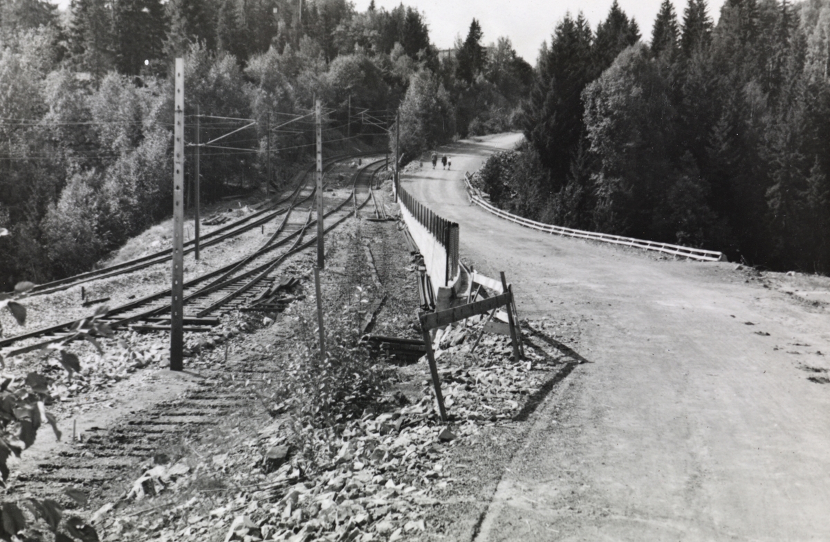 Fra byggingen av banen mellom Lysakerelven og Sørbyhaugen. Sammenkoblingspunkt ved Lysakerelven