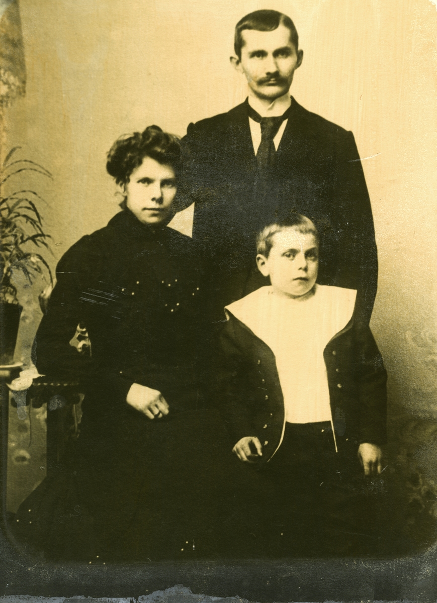 Martha Petrine (Trine) Jensen, Frantz Isaksen og deres sønn Franz William, antatt i 1901.
