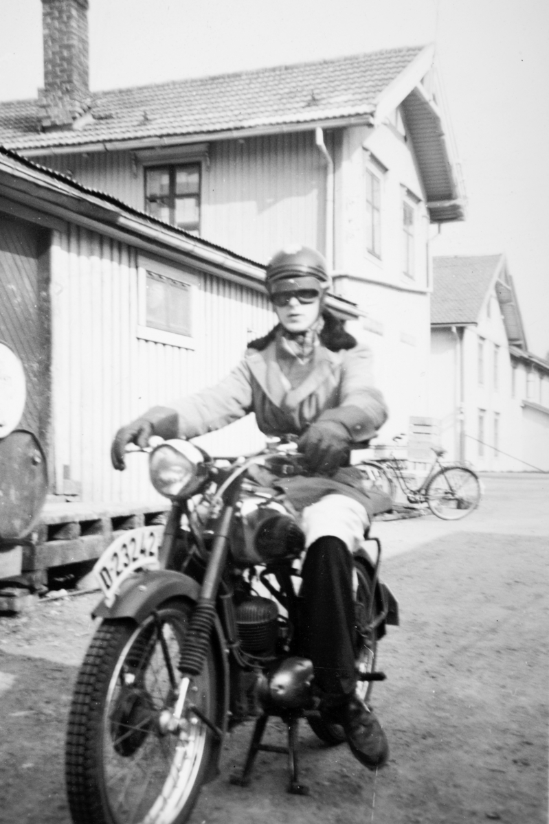 Stange Samvirkelag, bakgård, Gunnar Severinsen, motorsykkel D-23242.
