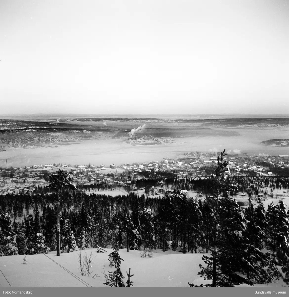 Vintervyer från Södra stadsberget mot staden och fjärden.