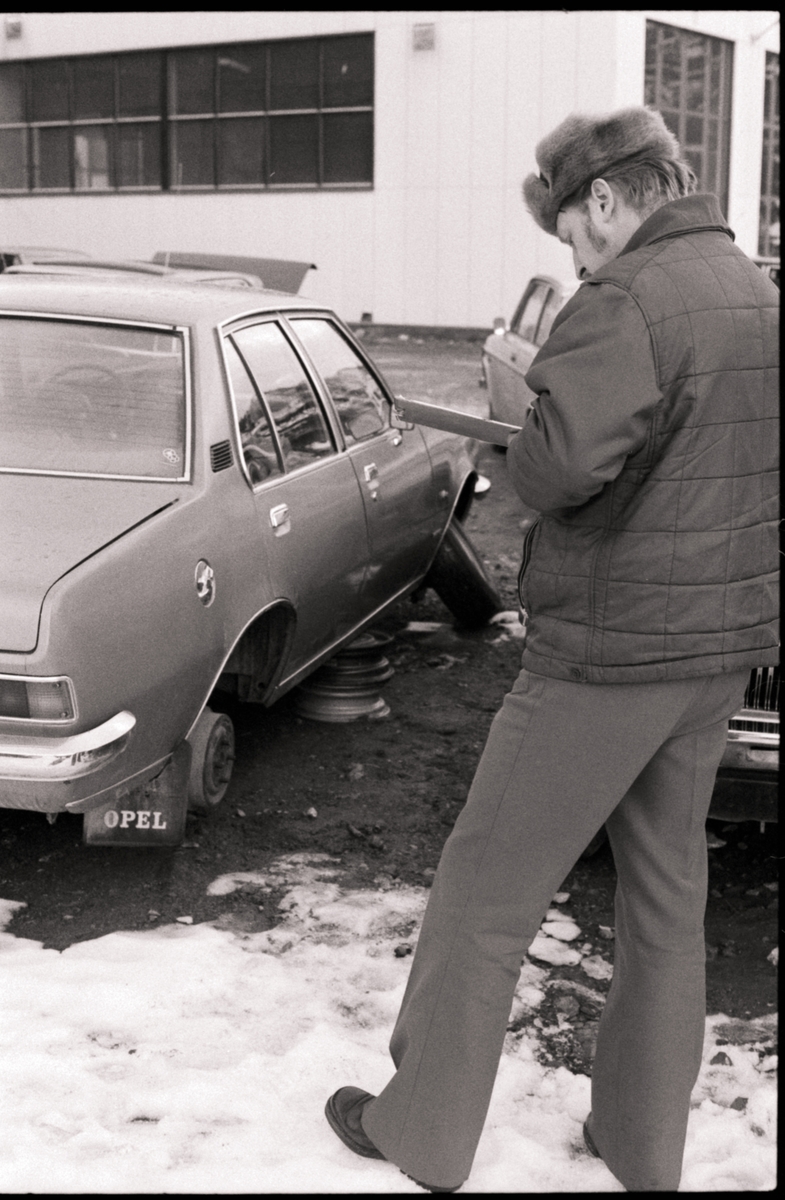 Lensmannsbetjent undersøker en bil.