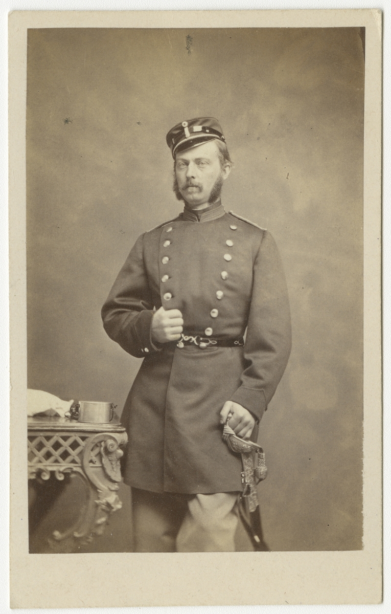 Porträtt av Johan Henrik Tisell, löjtnant vid Andra livgrenadjärregementet I 5.

Se även bild AMA.0001924 och AMA.0001966.