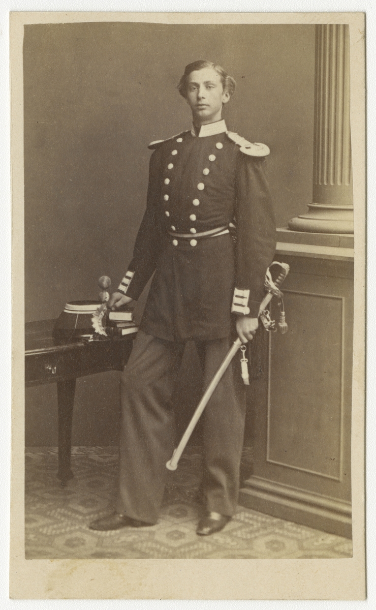 Porträtt av Johan Gotthard August Forssbeck, löjtnant vid Andra livgrenadjärregementet I 5.

Se även bild AMA.0001986 och AMA.0021825.