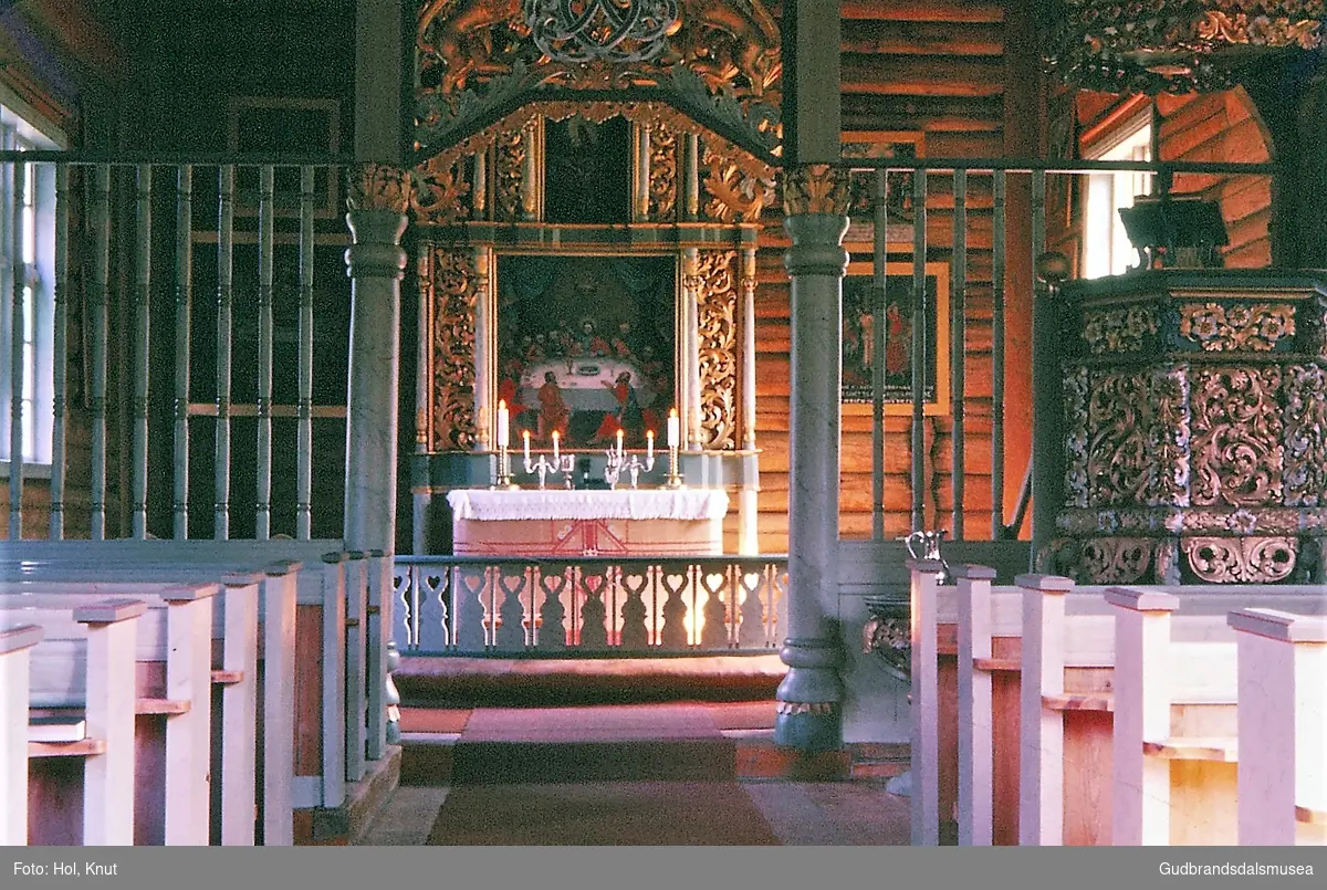 Altertavla korbogen og preikestolen i Skjåk kyrkje