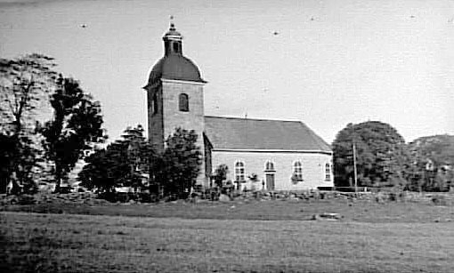 Bjärklunda kyrka sedd från sydväst.
Bjärka och Härlunda socknars gemensamma kyrka.