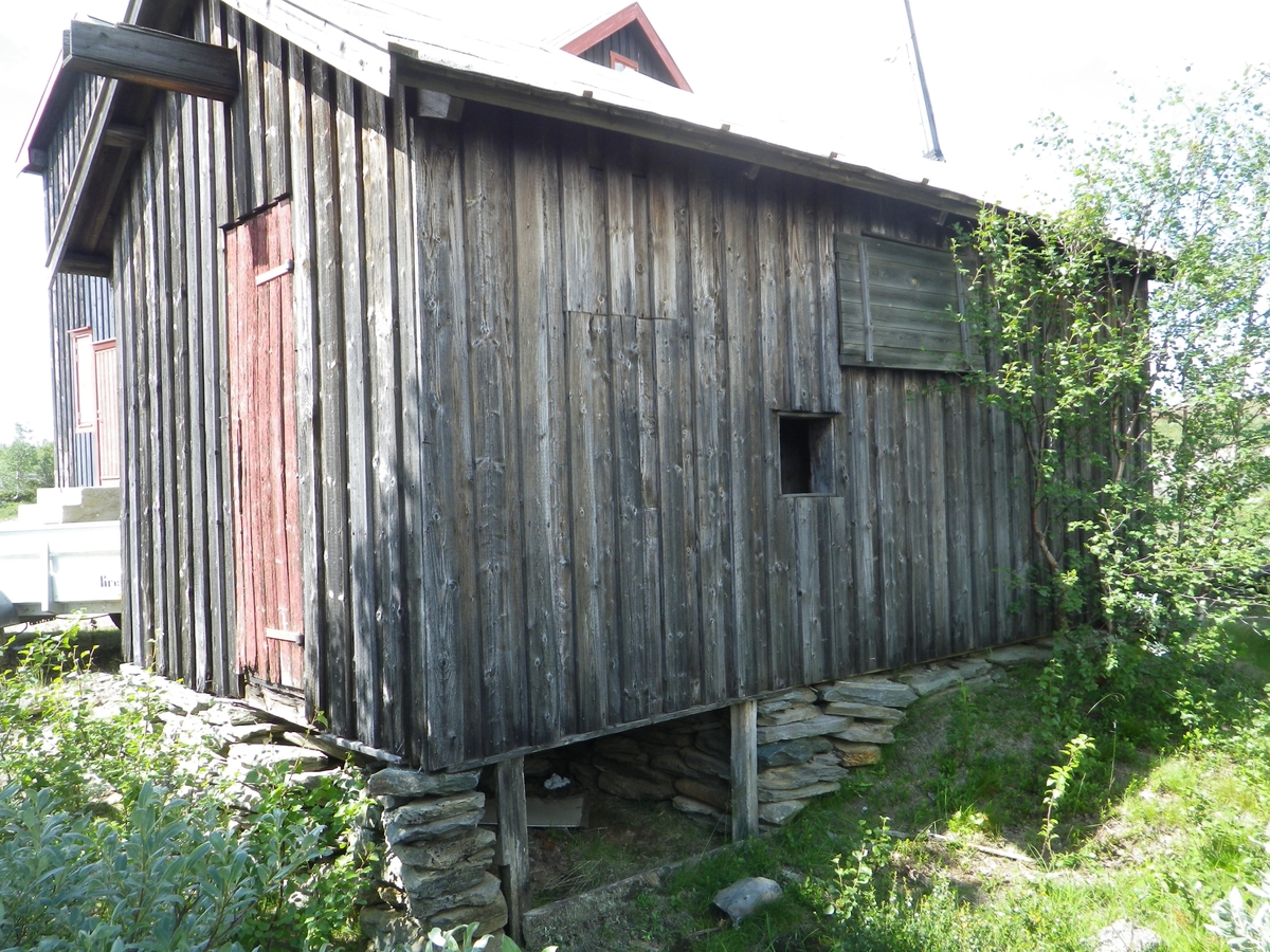 Bygningen er oppført i 1939 i bindingsverk, som stall for de som bodde i Klettjønnbrakka.  Det var nødvendig å ha stall i nærheten av gruvedriften og stallen utgjør en vesentlig del av det helhetlige bygningsmiljøet som utgjør Nedre Storwartz.
