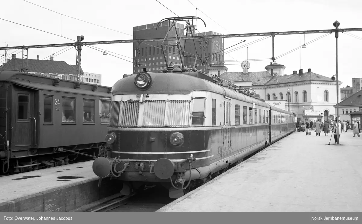 "SØRLANDSEKSPRESSEN", fra Kristiansand, tog 72, med elektrisk motorvognsett type 6, senere type 66, på Oslo Vestbanestasjon. Elektrisk motorvogn litra CFmeo 6 nr. 18535 (nærmest), mellomvogn litra Co3e nr. 18822 og styrevogn CEo3c nr. 18620