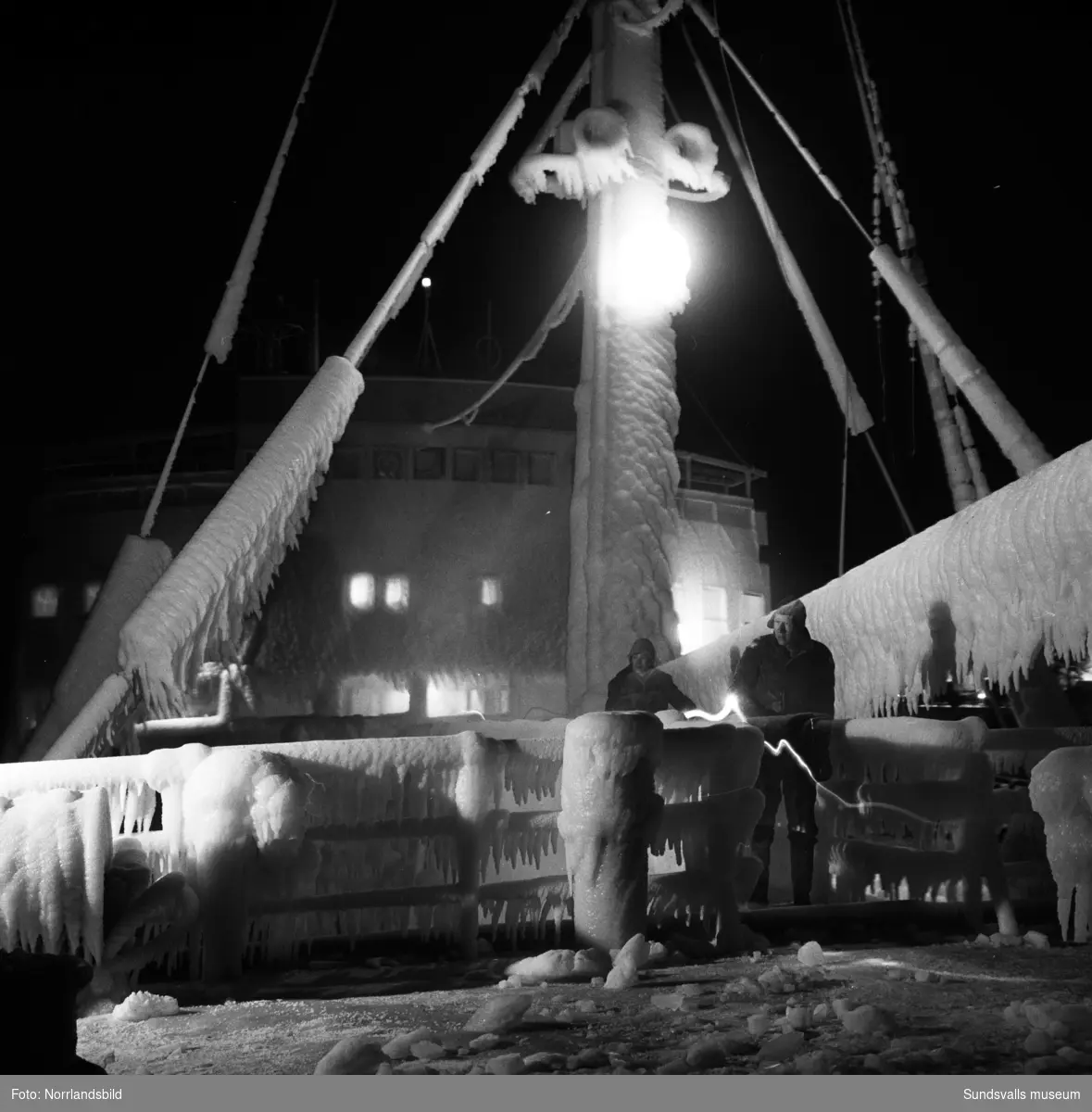 En nedisad tankbåt väntar på varmare väder vid Vindskärsvarv.
