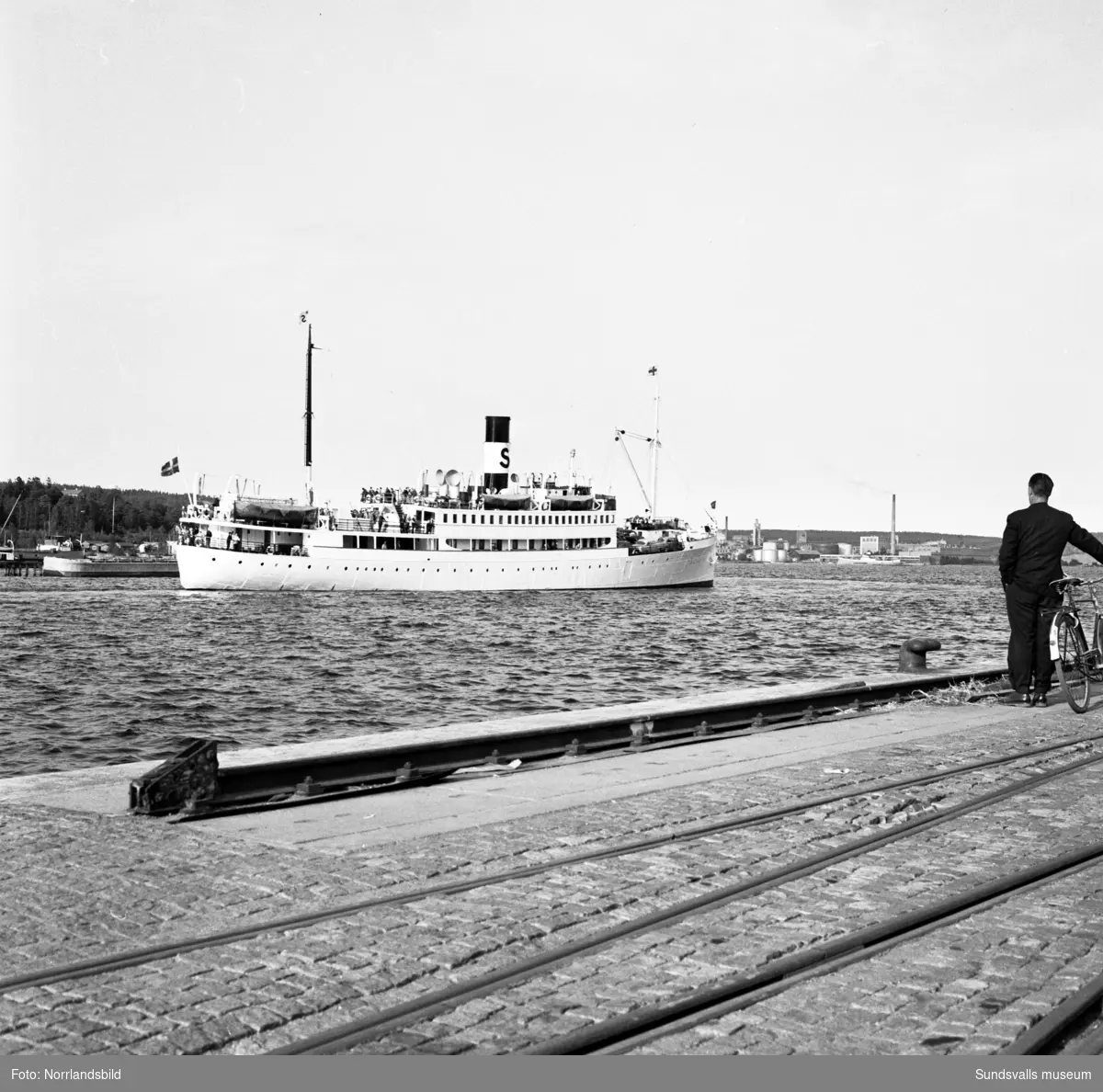 Båten Ragne avgår från hamnen mot Vasa. Att ta med sig bilen på resan var betydligt mer omständigt än vid senare tiders färjetrafik.