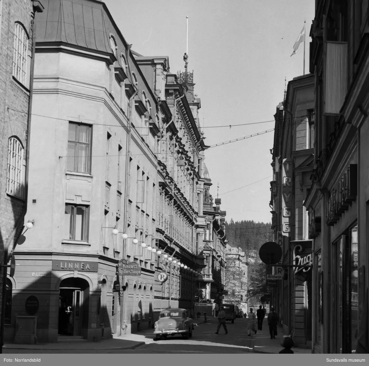 Exteriörbild av Knausts bakficka i hörnet av Kyrkogatan och Nybrogatan.