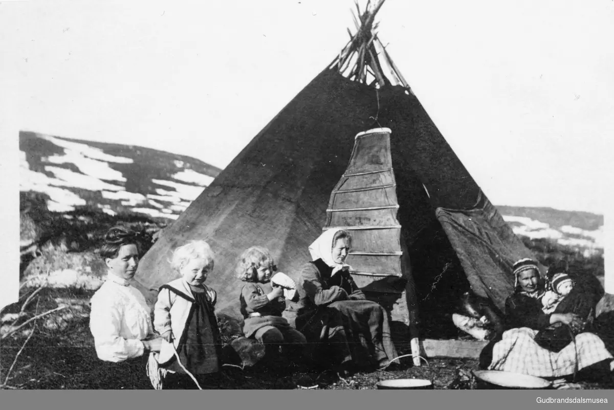Sametelt ved Grotli.  
Anna Hyrve (f. 1893 g. Øyberg) i midten og Ellen Marie Partapouli (f. Matti 1877) t.h.
