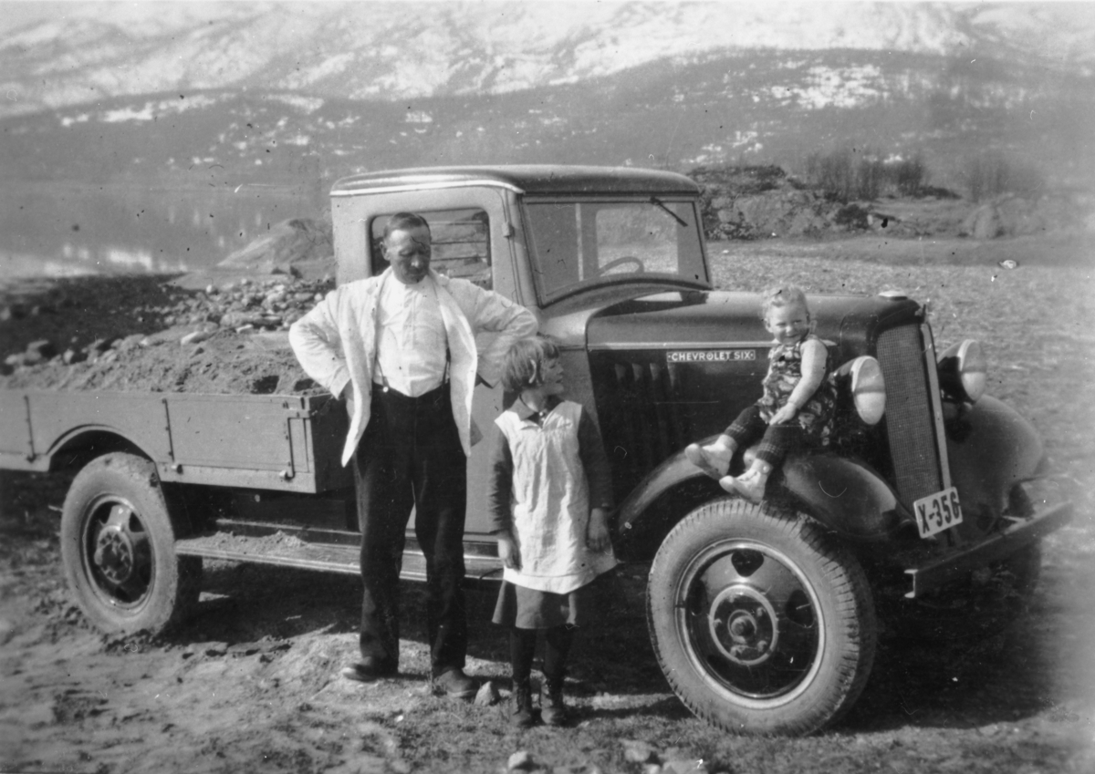 Harald Norman og to unger foran en liten lastebil.