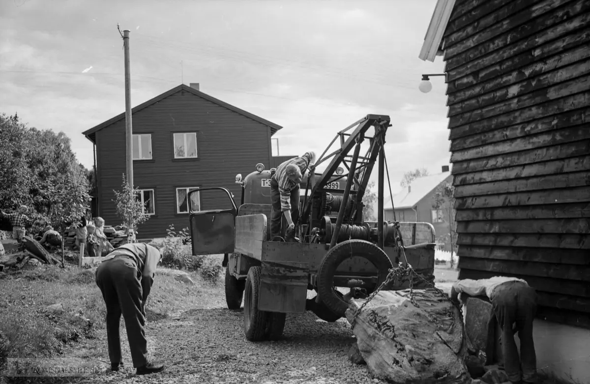 "22.07.1958"."Garasjebygging 1958" .Kranbilen til Brødr. Bergsbak AS.