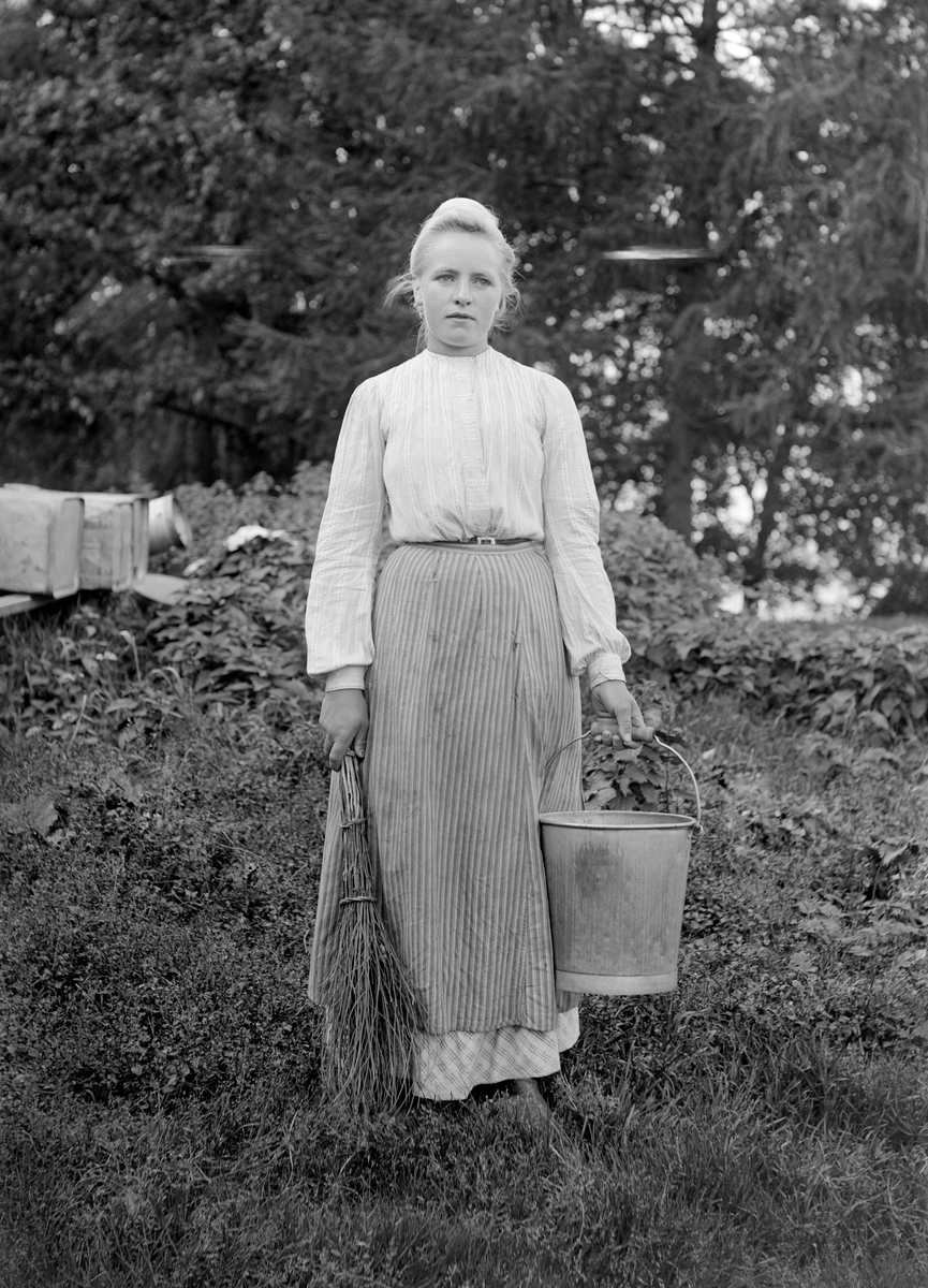 Selma Lindholm i arbetstagen hos fruktodlaren och fotografen Emil Durling i Strömmen. Hon var hans hushållerska under åren 1907-1909. Det sistnämnda året gifte hon sig med snickaren Karl Johan Larsson och makarna flyttade till hemmanet Norra Lund på Yxnö.