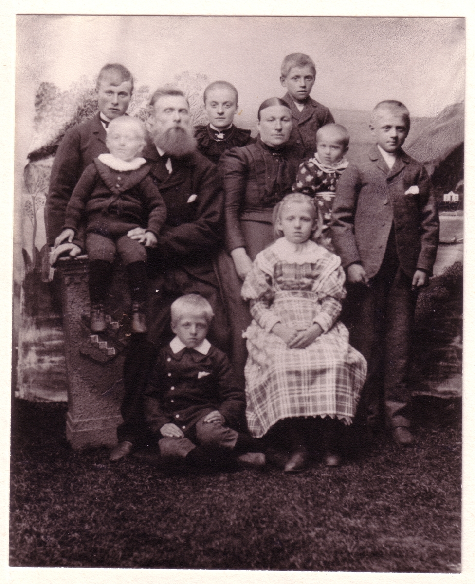 Baste og Serine Bastesen, Skibbåtsvær, med åtte barn. Petra Bech Jensen i midten bak.