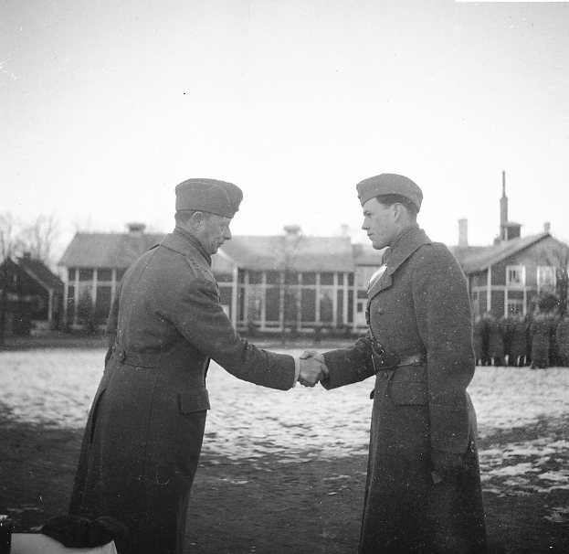 Årmann, Rauol, överste, delar ut pris till Gösta Gärdin.