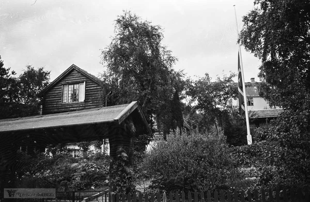 "Oksvikhuset" bygd av fylkesmann Olav Oksvik.."September 1958"."Oksviks gravferd".Fra begravelsen til Olav Oksvik f.07.05.1887 d.16.09.1958..