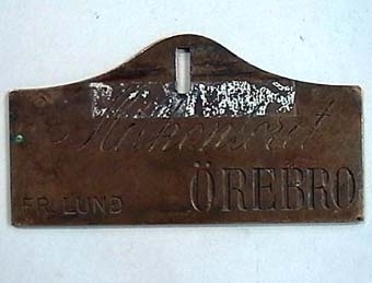 Vändbar adressbricka till KK-väska, med texten på den ena sidan:
"Milkontoret FR. LUND, ÖREBRO"
På andra sidan: "Lund-Bjärreds Järnväg FR. ÖREBRO, LUNDSV."