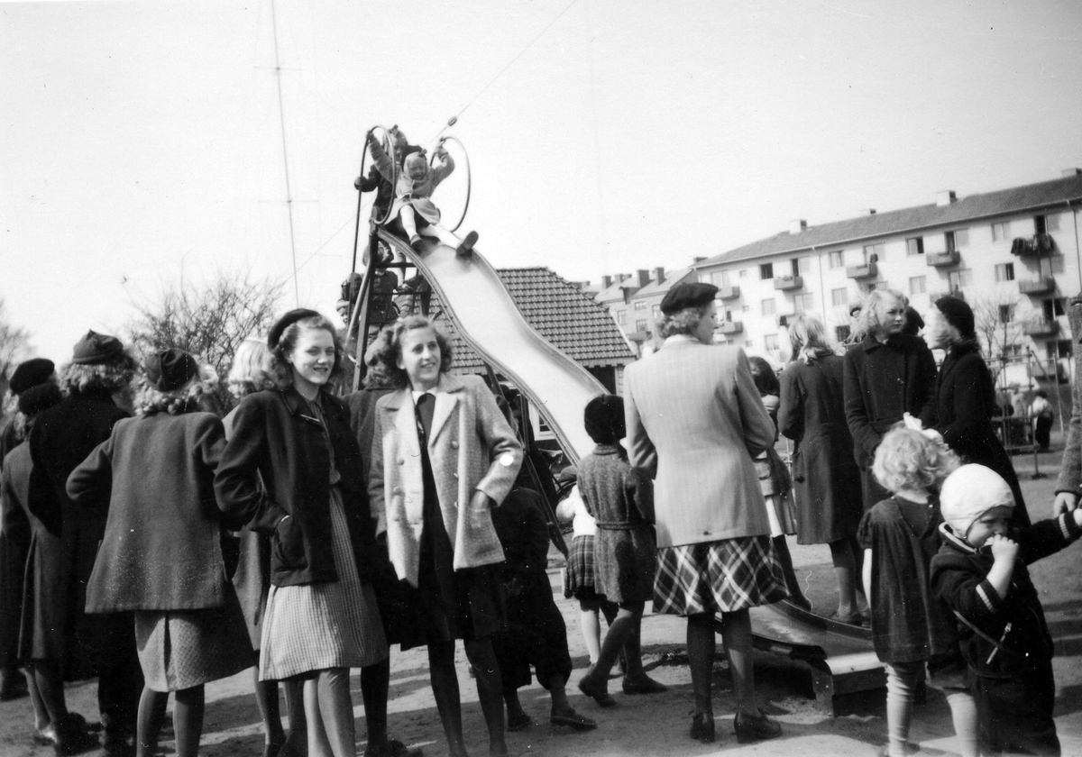 Halmstad. Lekplatsen vid Radioplan, 1953.