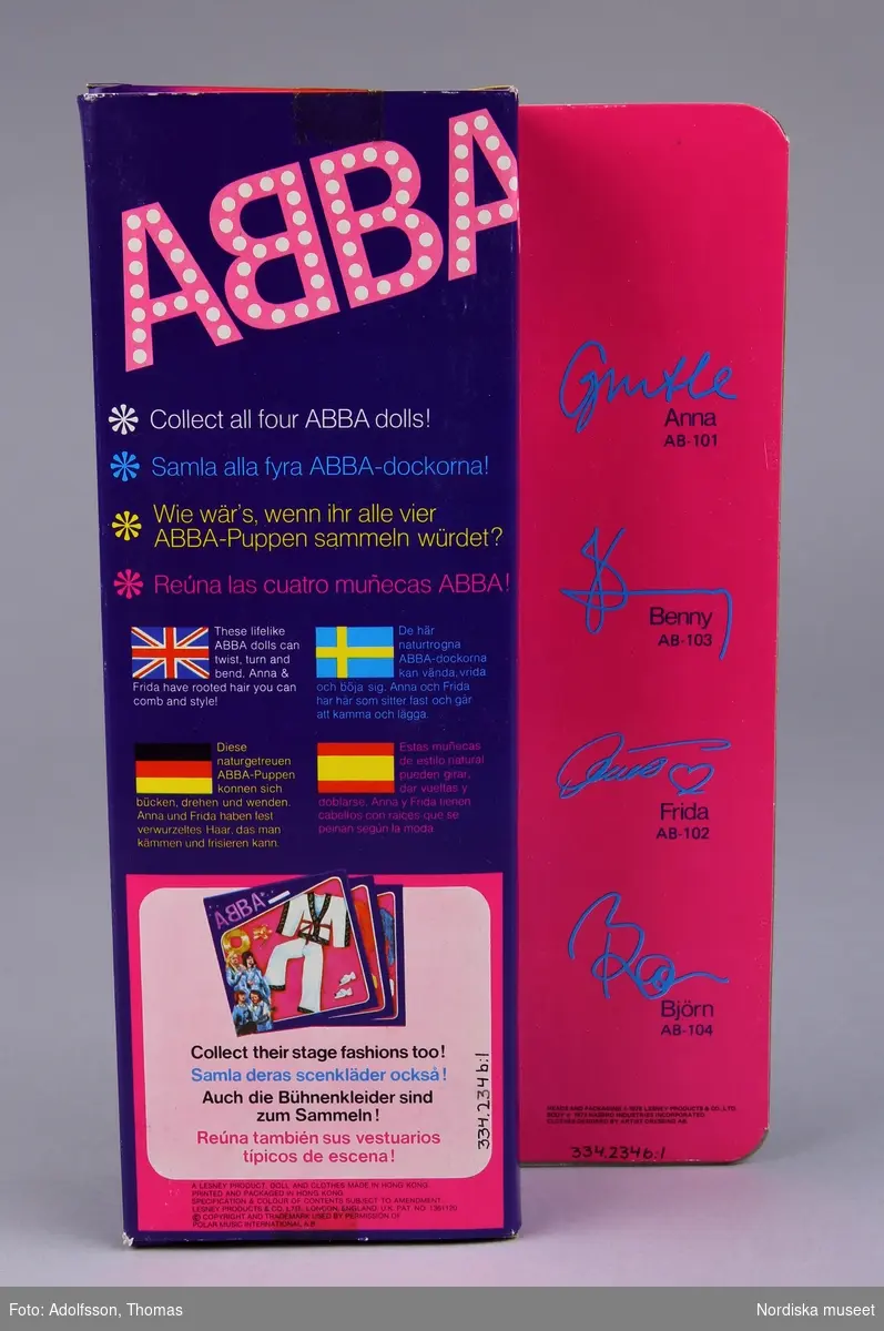 a-d) Fyra kartonger av papp och celofan, försedda med bilder av popgruppen ABBA samt namnteckningar av de fyra medlemmarna. Det enda som skiljer kartongerna åt är att var och en har en etikett med förnamn och namnteckning på den ABBA-medlem som dockan föreställer. På baksidan av kartongen finns text på fyra språk; engelska, svenska, tyska och spanska som uppmanar till samlande av dockor och scenkläder.