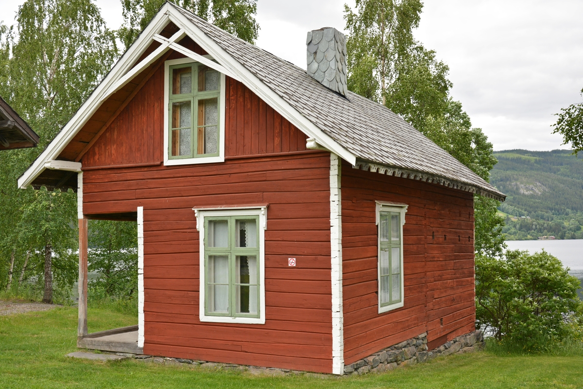 Toetasjesbygg for bevertning, overnatting og kjølerom/ishus ved Frydenlund skysstasjon i Aurdal.
