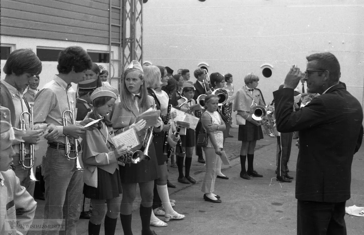 Kvam (og Sellanrå) skolemusikkorps.."Primo?? august 1970"."Serieseilas"."Brudlaup Eriksen" .Utenfor kåpefabrikken.