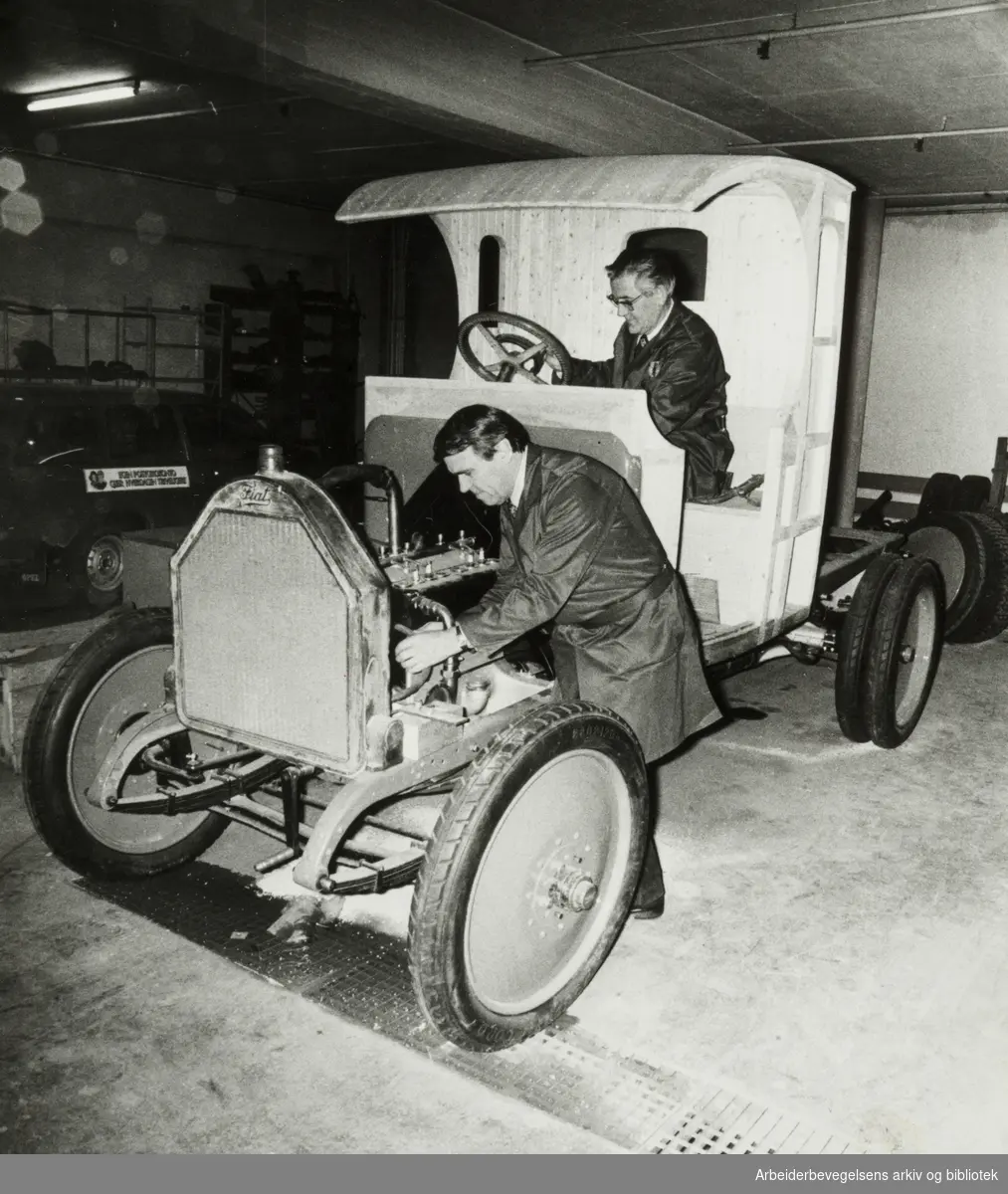 Postverkets verksted, garasje. Verksmester Gunnar Johannessen (t.v.) og driftsleder Reidar Kjos ved rattet på Postbilen fra 1920. Oktober 1981