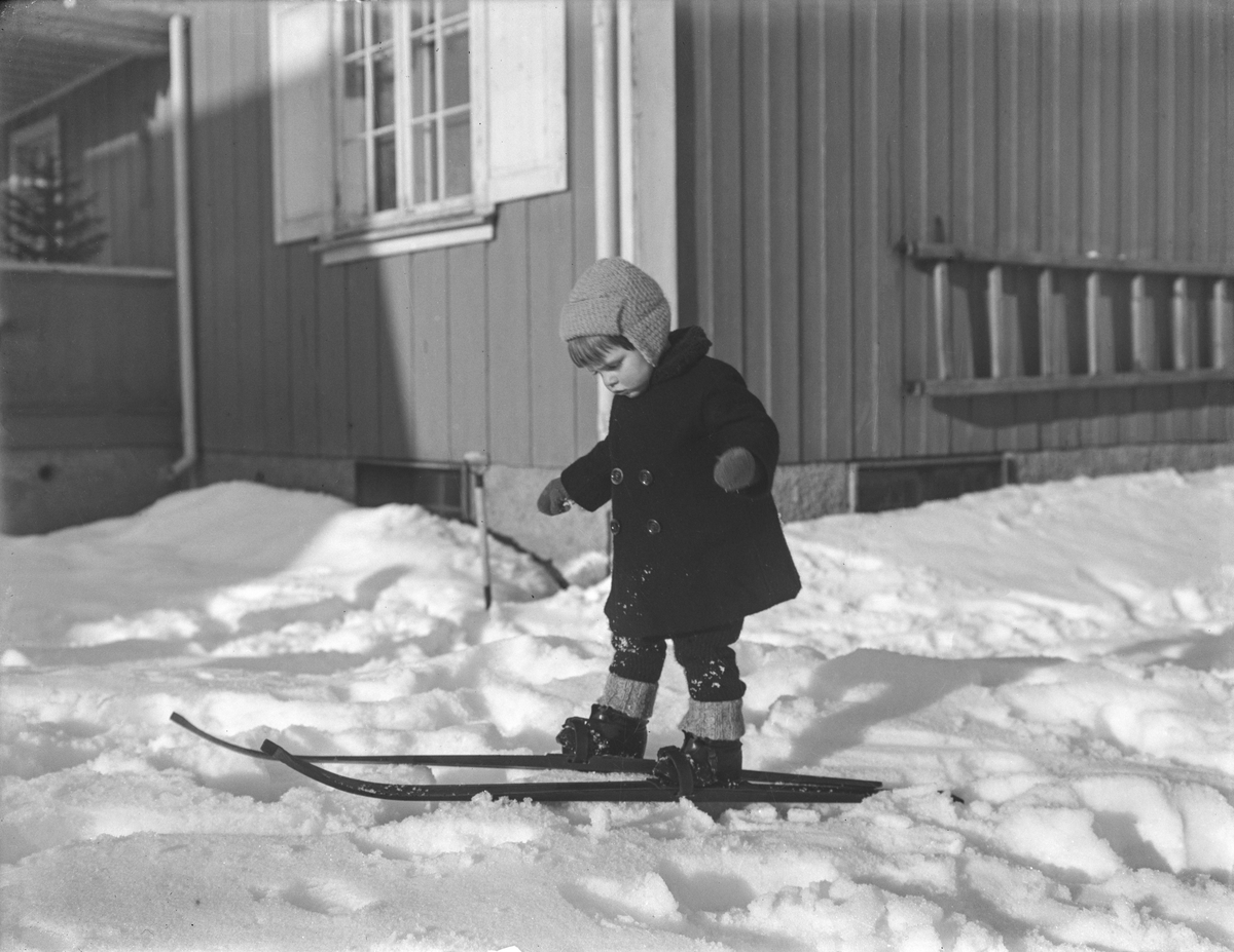 Vinter. Liten gutt på ski. Gunnar Berge.