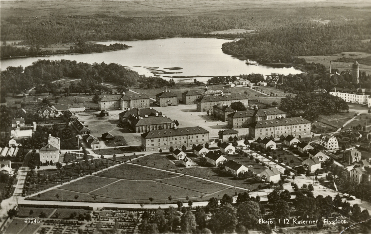 Text i fotoalbum: "Kungl. Jönköpings-Kalmar regemete 1/10-1939 - Eksjö. I 12 kaserber. Flygfoto".