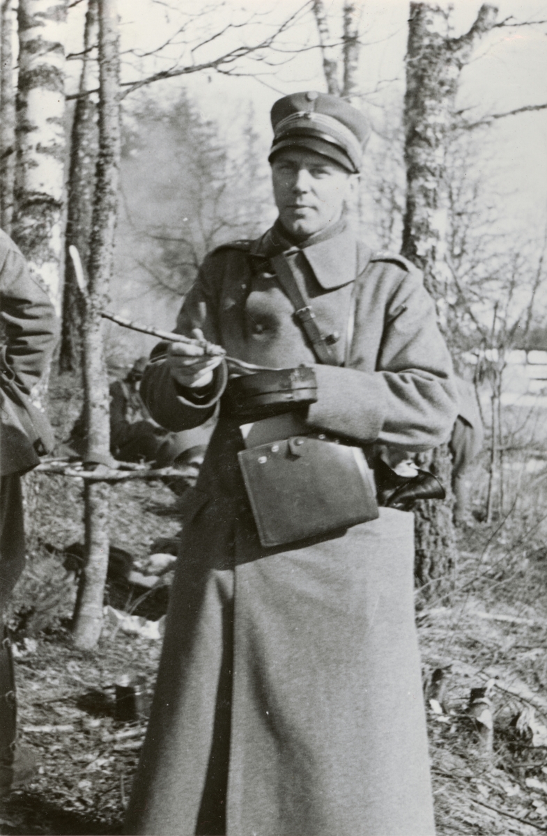 Text i fotoalbum: "Komissarieskolan vid I 9 Depå Axvall febr-mars 1941. Chefen".
