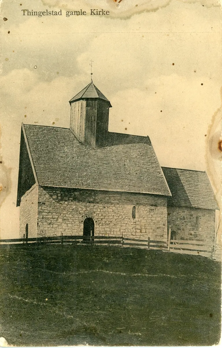 Postkort av Tingelstad gamle kirke sett fra sør.