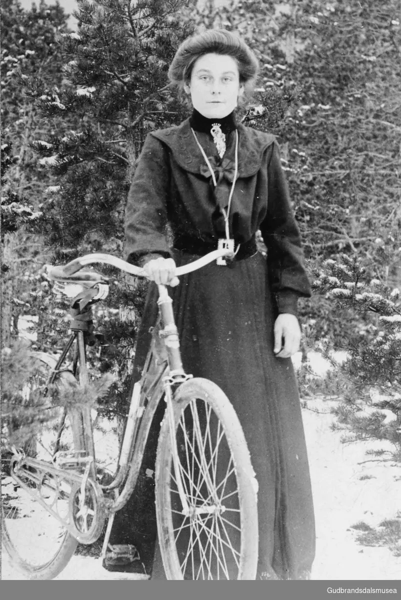 Ingeborg Ånstad (f. 1886 g. Sperstad)  med sykkel