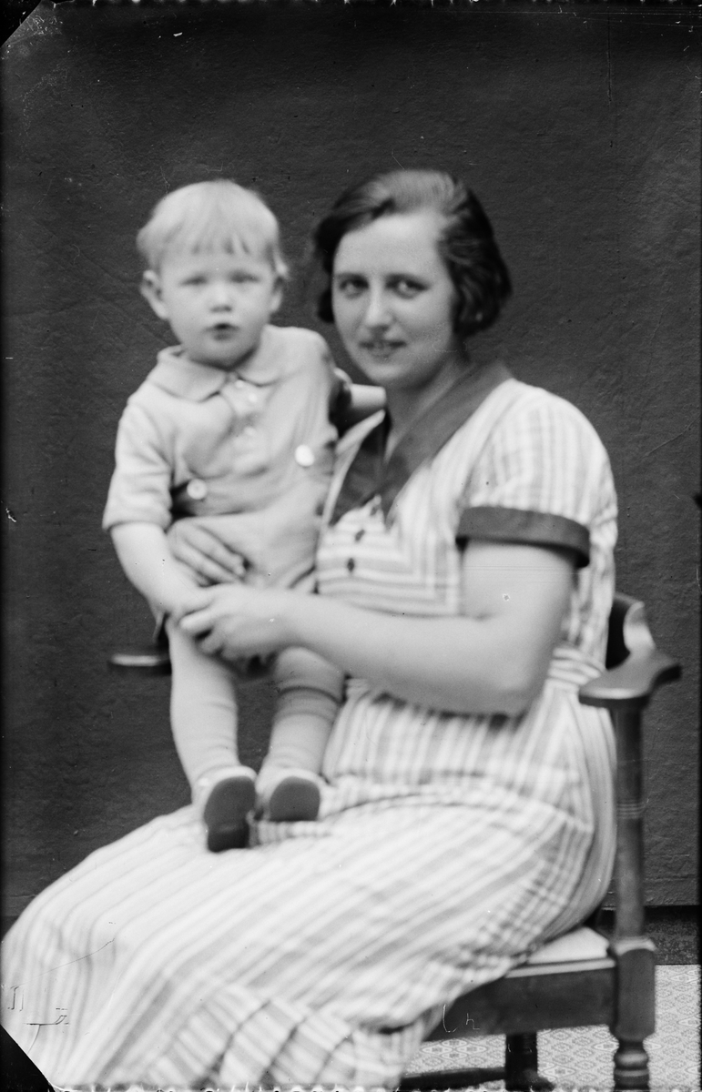 Ateljéporträtt - kvinna och litet barn, Alunda, Uppland