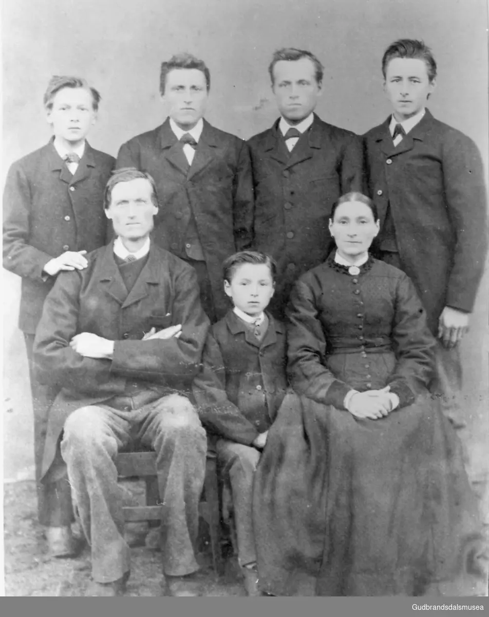 Portrettbilde av familien Lien, mann og kone med fem barn hvorav fire eldre gutter, atelierfotografi.
