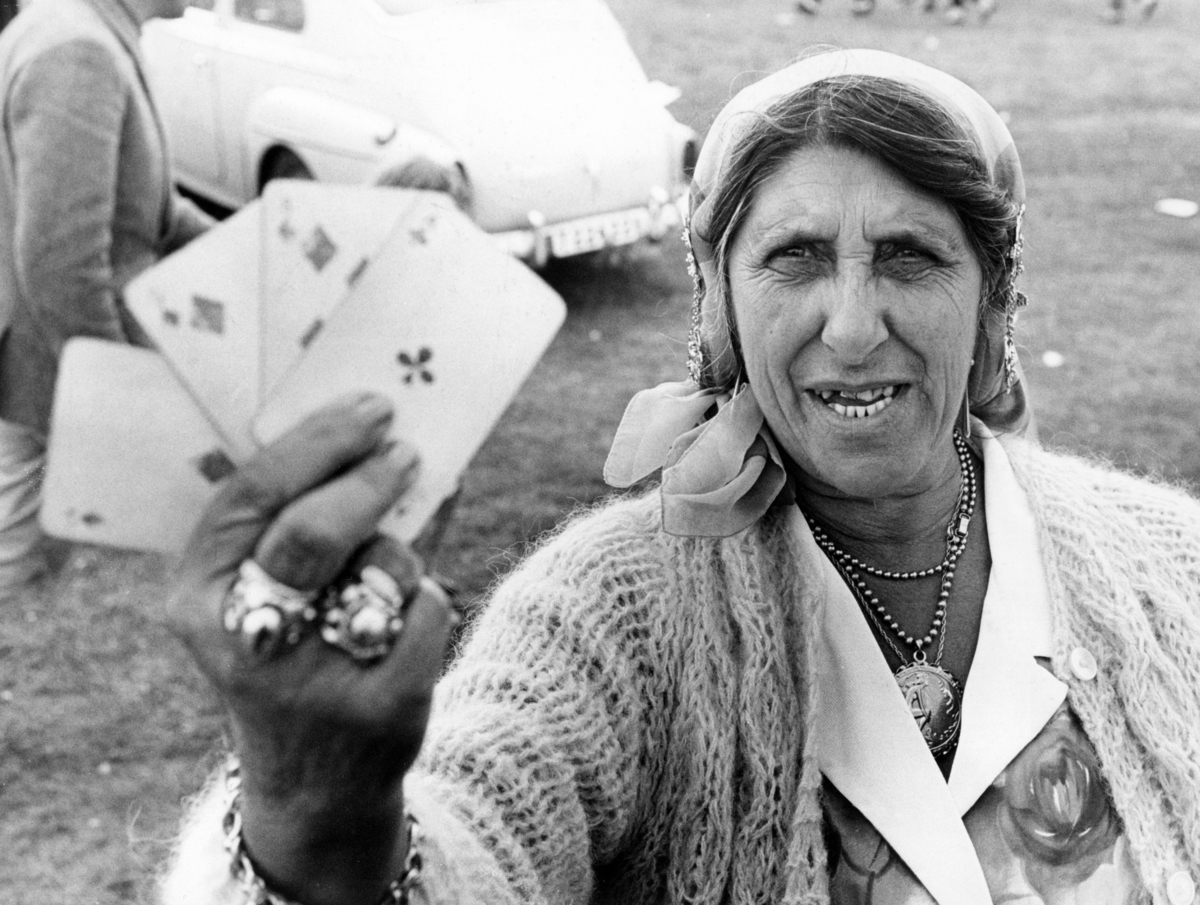 Romsk spåkvinna på Kiviks marknad 1960-tal. Marknader har ofta varit samlingsplatser för romer. Kivik och Sjöbos marknader var några av landets största och hit reste romer långväga för att spå, sälja sina hästar, uppträda med dans och musik eller för att sälja sitt hantverk.