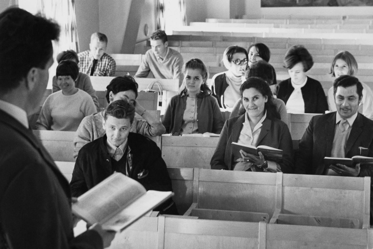 Elever vid folkhögskolan i Kalix sitter i en skolsal, där en lärare står längst fram.