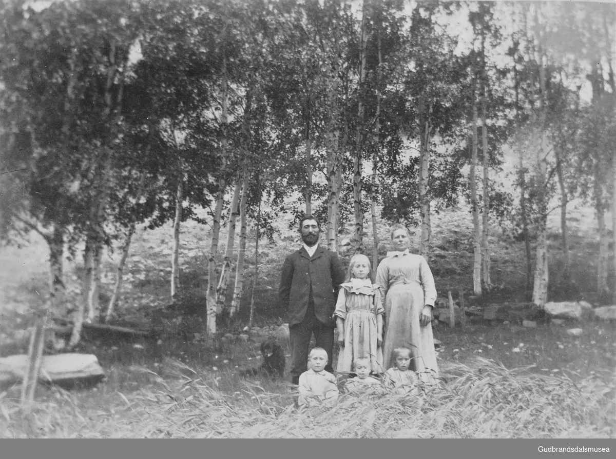 Sevald Forberg med familie ca. 1907. Bak f.v.: Sevald Forberg (f. 1859 ...