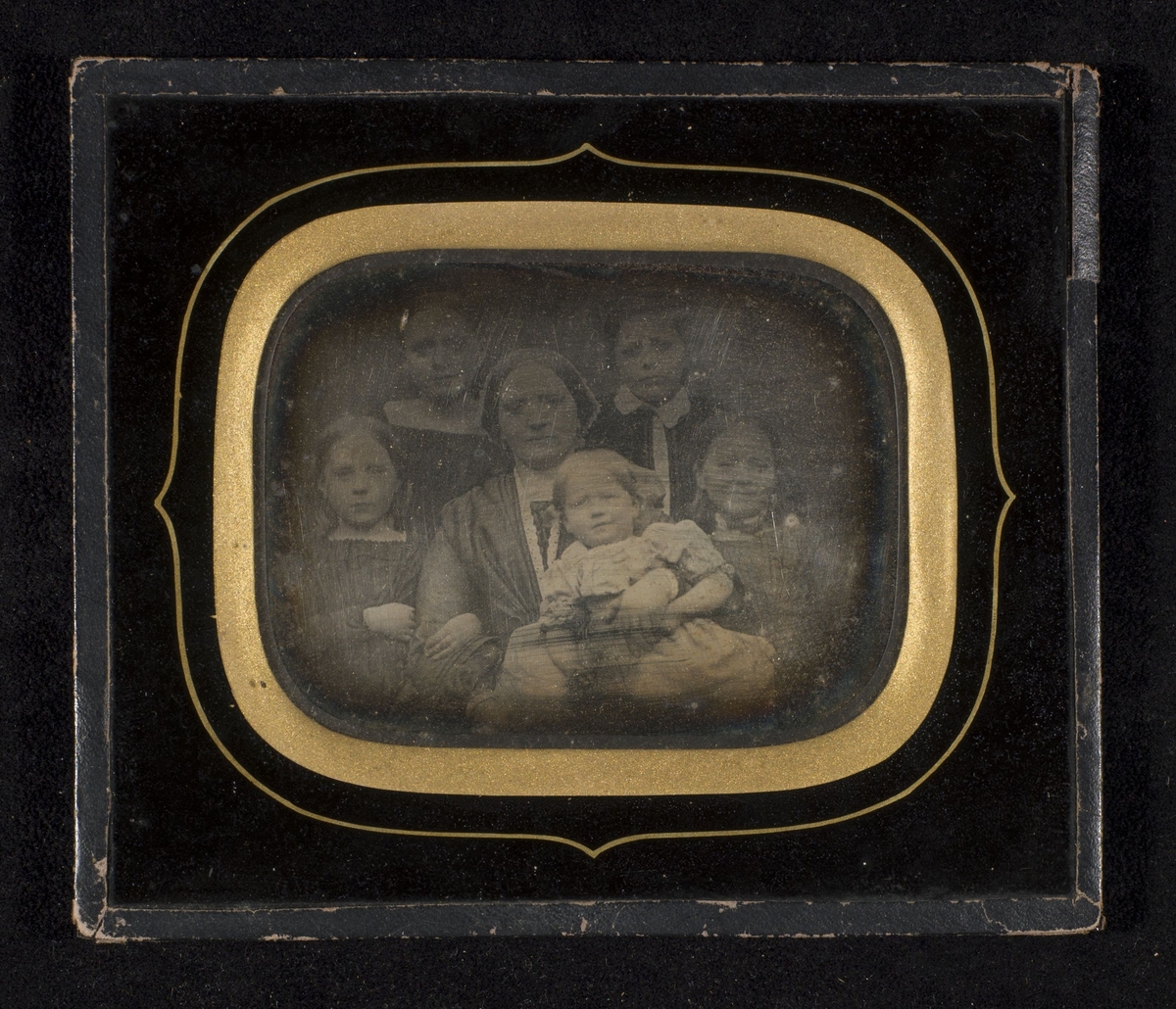 Daguerreotypi av Marie Kooter sammen med fem barn.