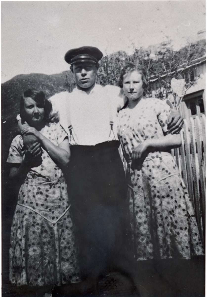 Mann og to kvinner fra Vikan i Torsken., ca.1920.