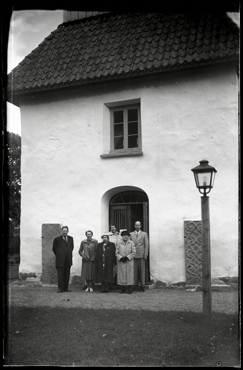 Sällskap framför Götlunda kyrka