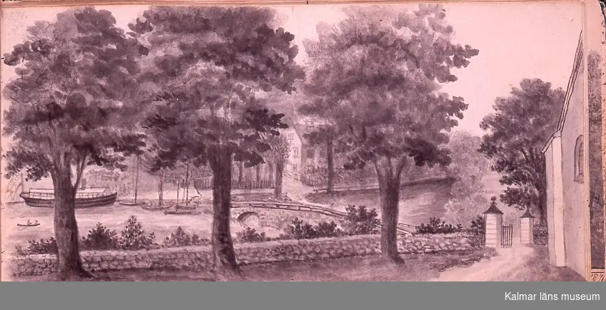 KLM 39585:4:100. Teckning, 4:e skissboken, sid 100. Motiv: utsikt från Nettraby kyrkogård över ån, bron, ångbåten och bryggeriet.