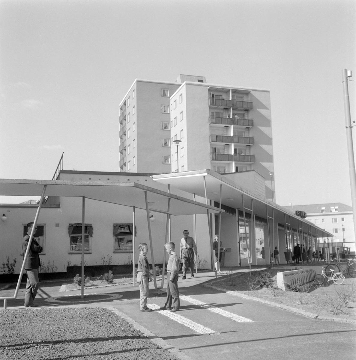 Centrumbildningen Riks-City i Norrköping, en stad i staden, växte fram under senare delen av 1950-talet. Höga bostadshus som fylldes med ljus och luft och gav plats för grönska, med samhällsservice in på knutarna.