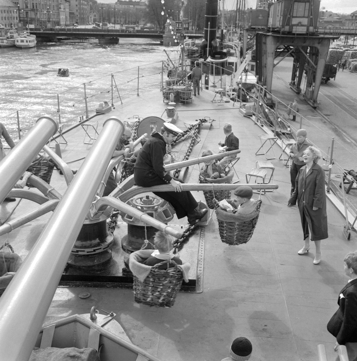 Söndagen den 18 maj 1958 arrangerades besöksdag på jagaren HMS Östergötland. Fartyget hade kort före levererats till Marinen och var på färd från Götaverken i Göteborg till sin bestämmelseort. Vid sitt besök i Norrköpings inre hamn förekom vid sidan av högtidligheter även mer lekfulla inslag. Som synes fick ankarvinschen fungera karusell.