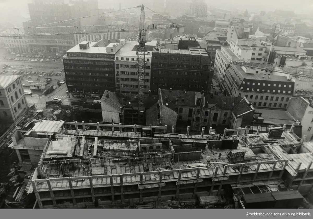 Regjeringsbygget. Fjerde byggetrinn i Regjeringskvartalet.(med venstres hus i bakgrunnen) vokser. November 1987