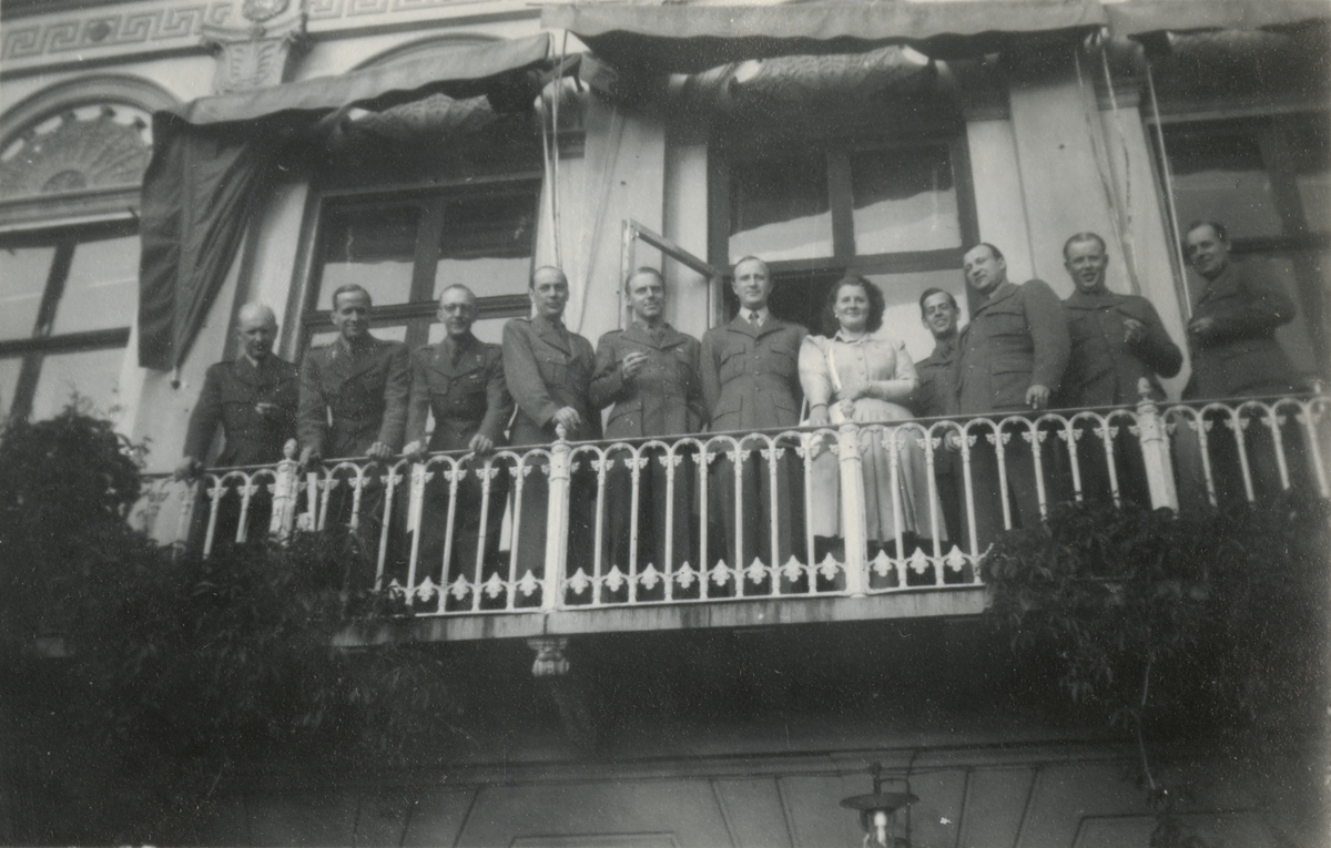 Text i fotoalbum: "Intfältövningar i Gysinge våren 1947". Gruppbild på balkong.