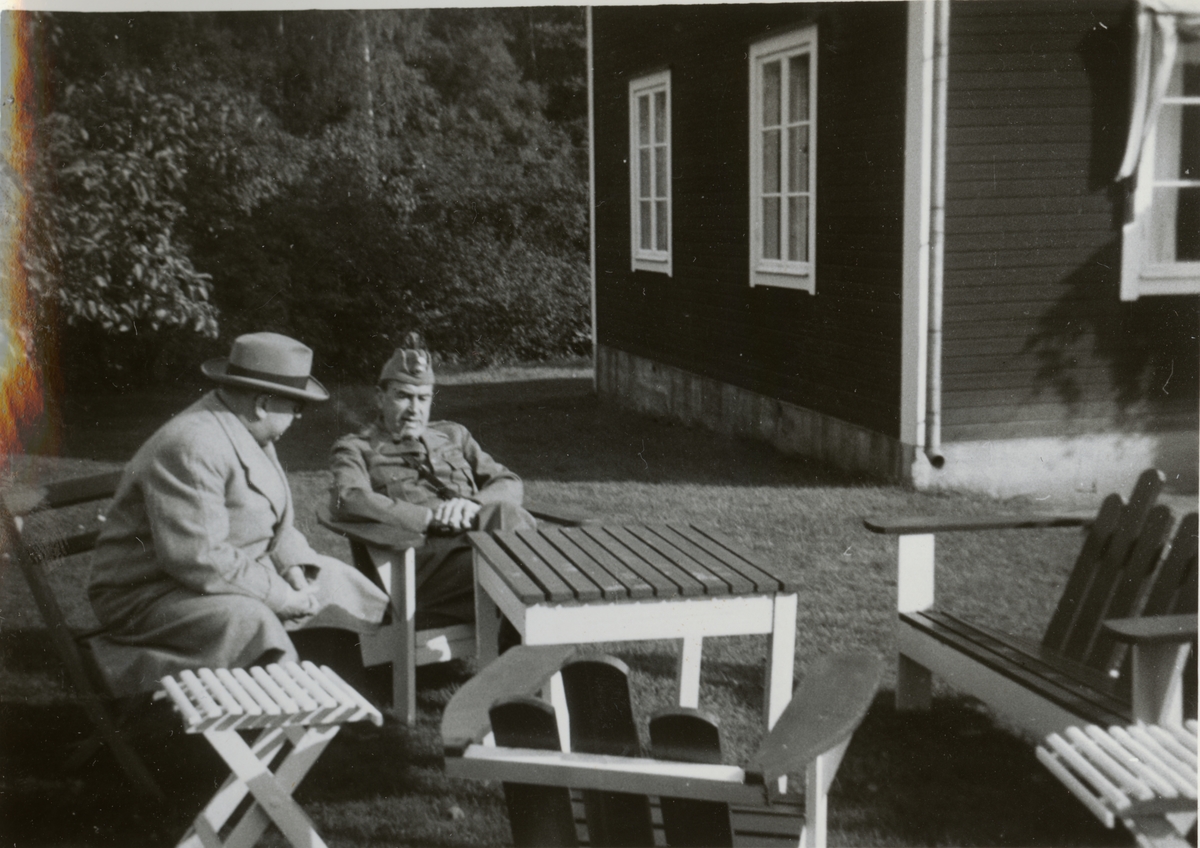 Text i fotoalbum: "IV-V milo fälttjänstövning hösten 1952. Ledaren milbef V milo".